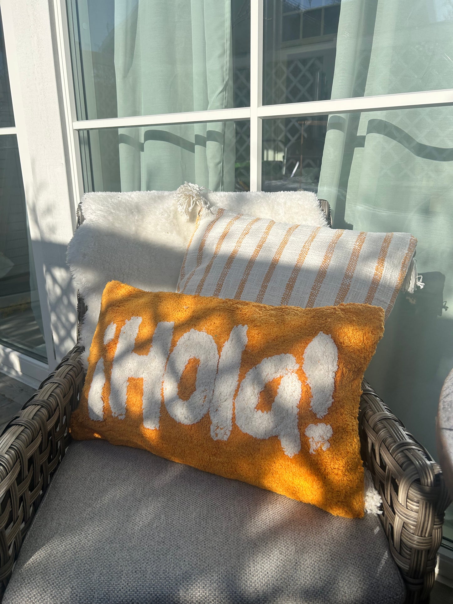 Kudde med text Hola, orange