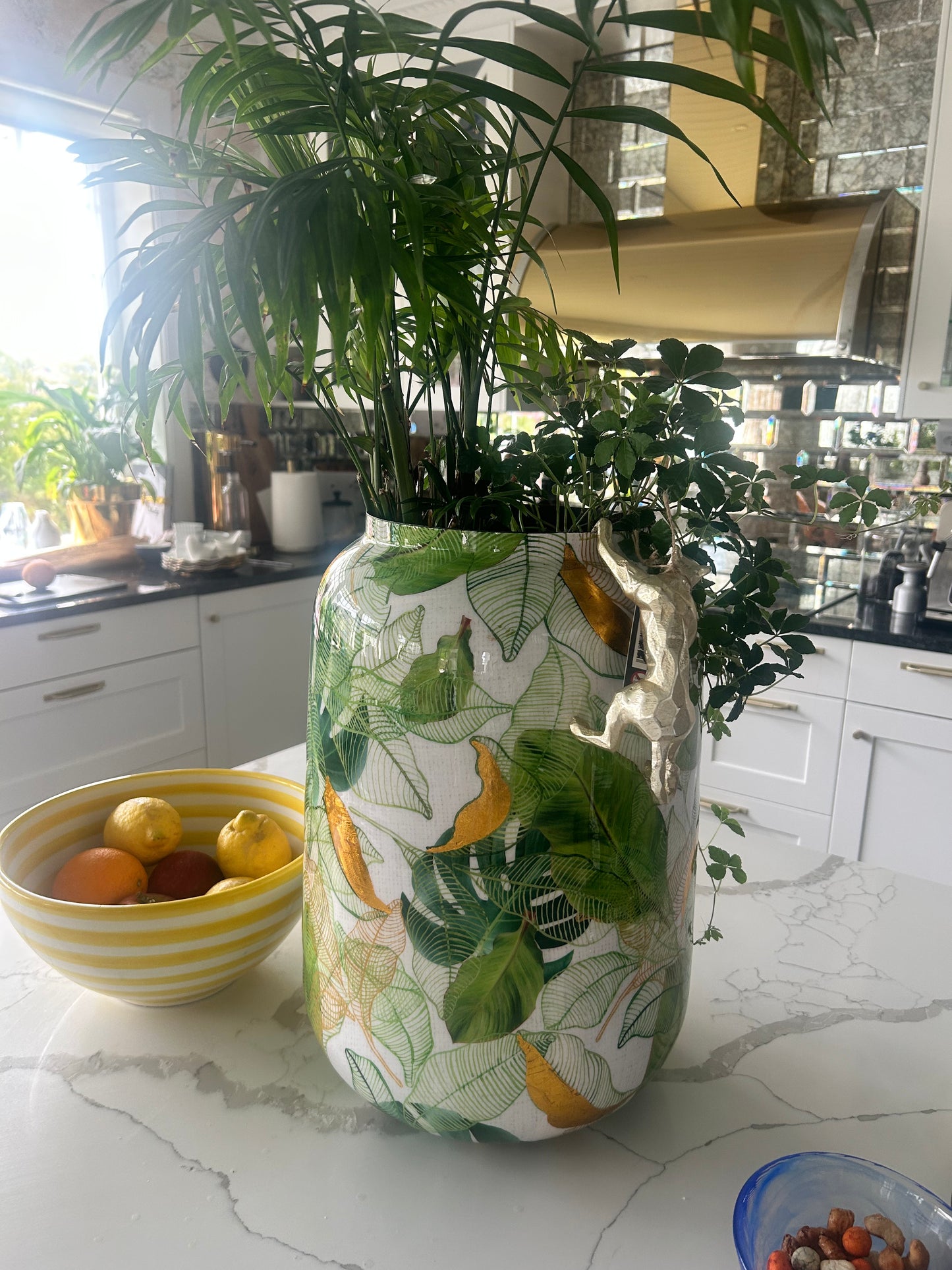 Kruka av zink, Monstera mellan