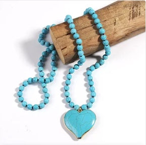 Halsband med turkosa pärlor och ett hänge av hjärta