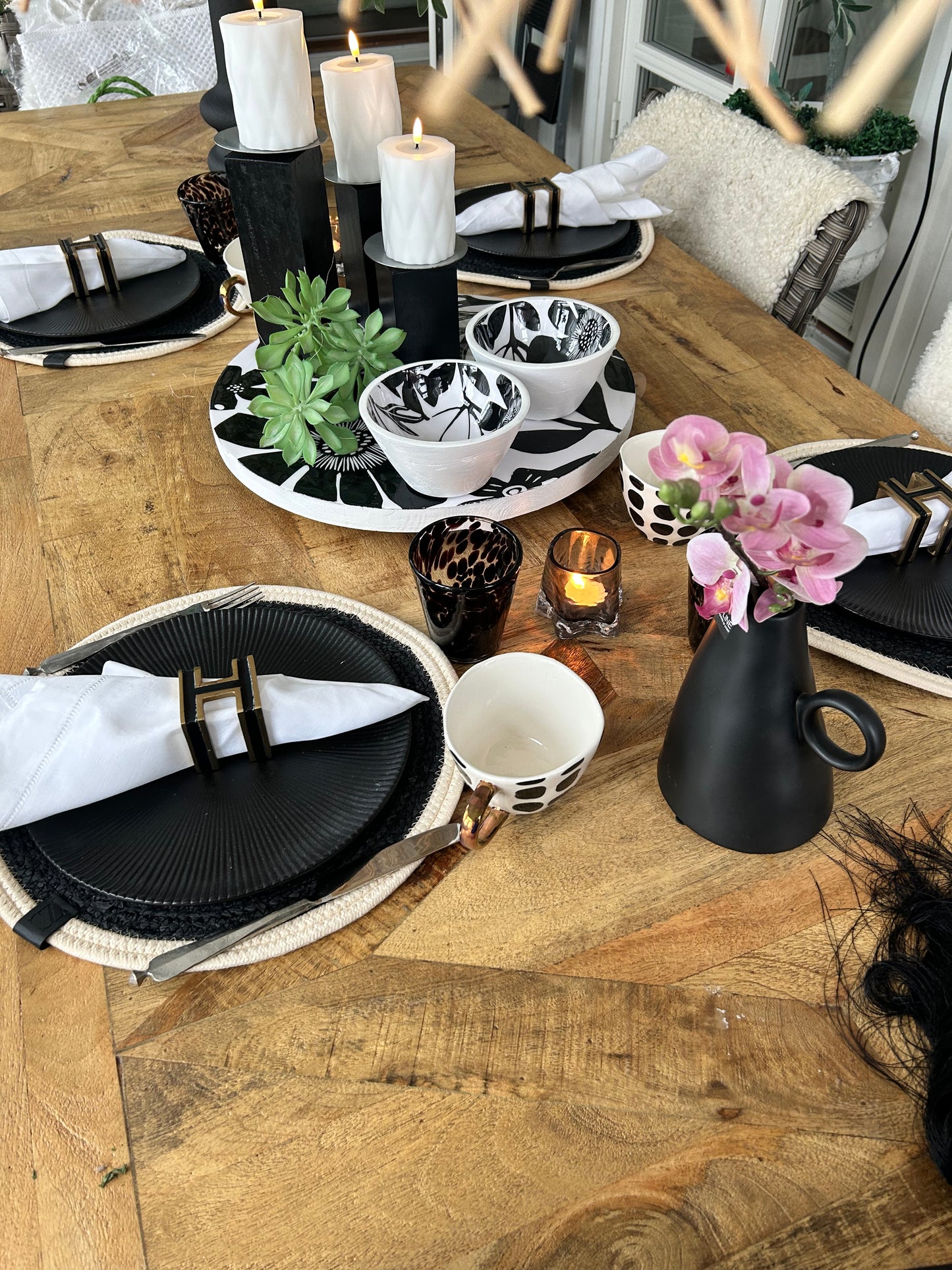 Skål, blommig, liten svart och vit
