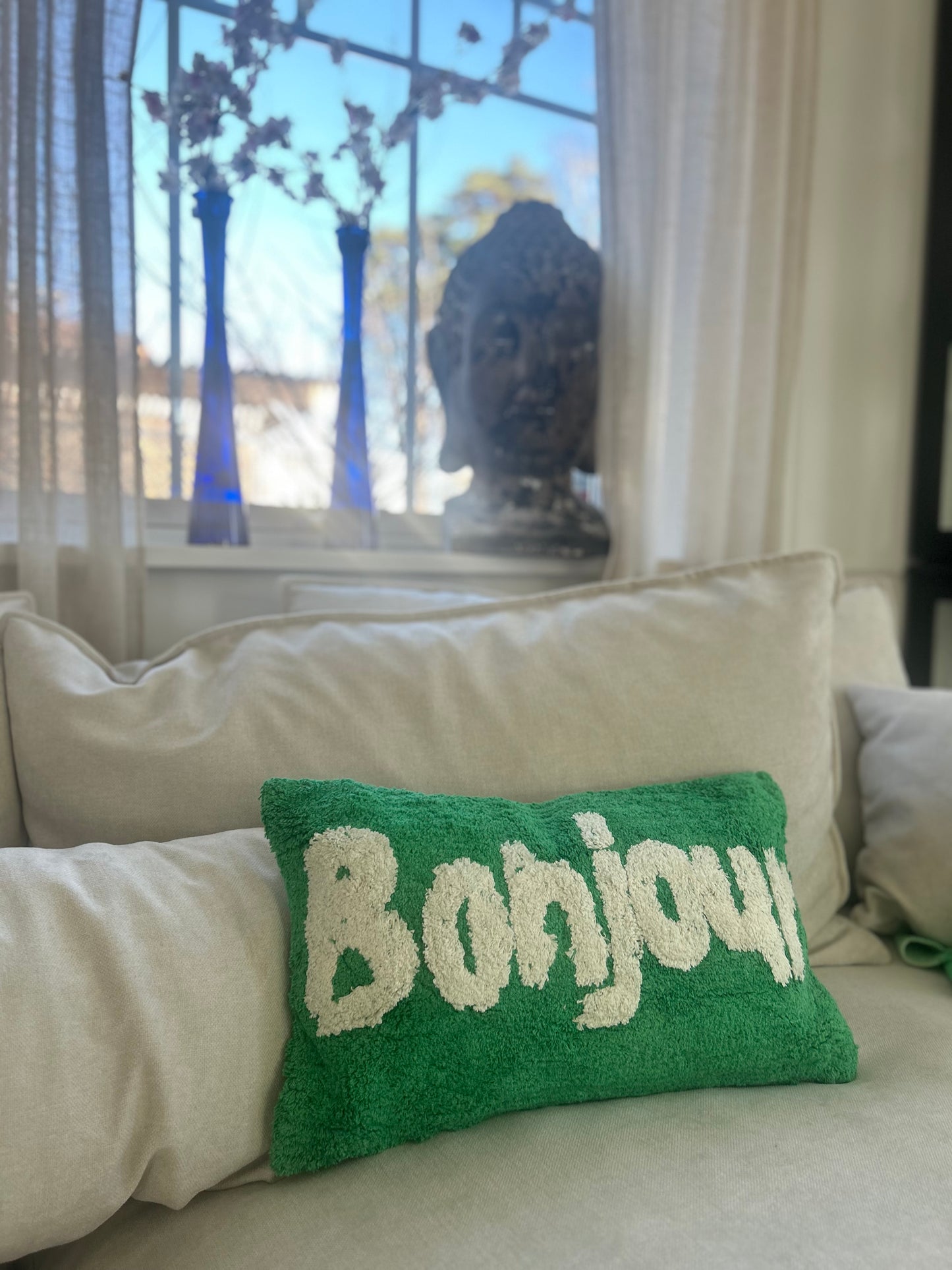 Kudde, grön med text Bonjour