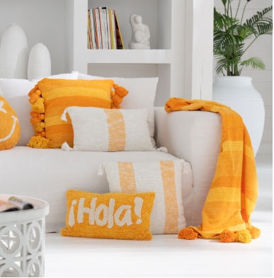 Kudde med text Hola, orange