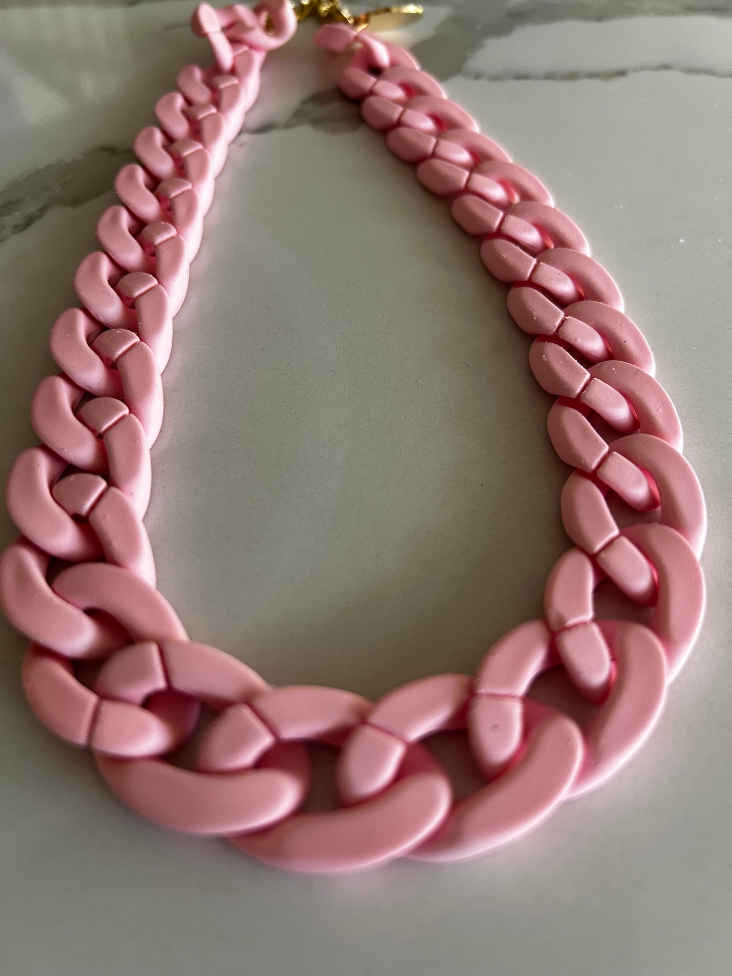 Halsband kedja i ljusrosa