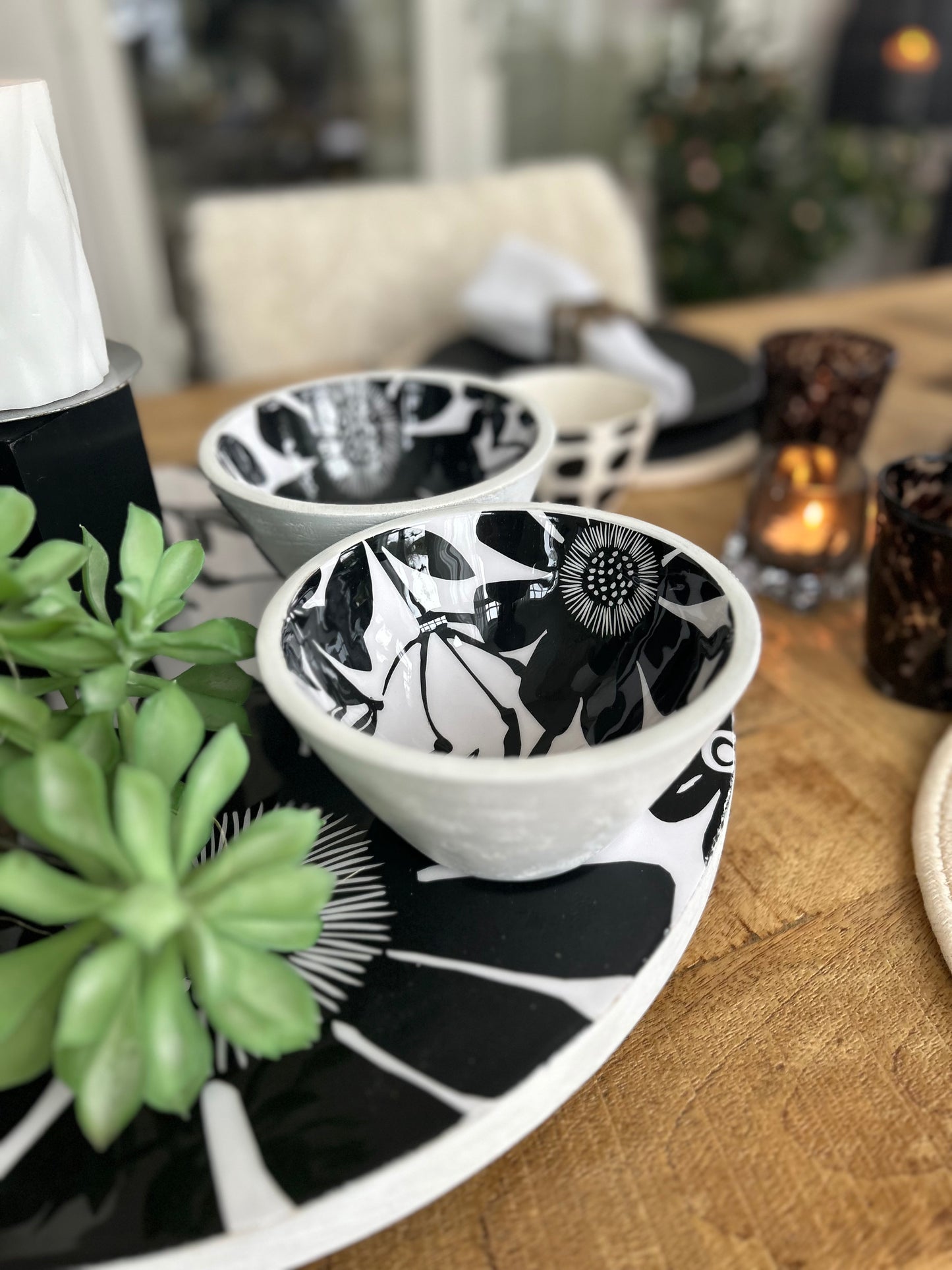Skål, blommig, liten svart och vit