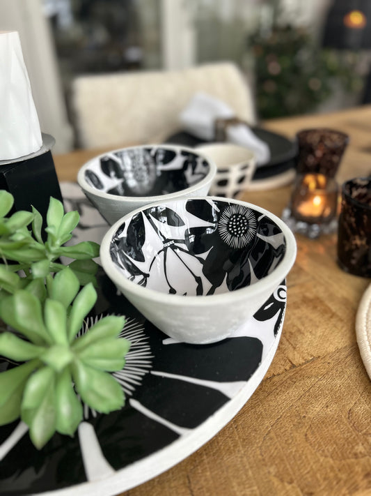 Skål, blommig, liten svart och vit