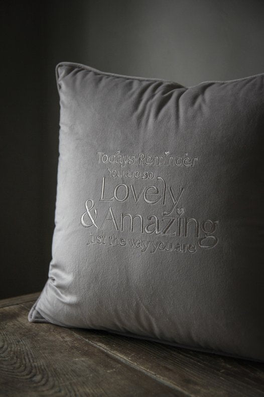 Härlig kudde med text som ger personlighet åt din soffa