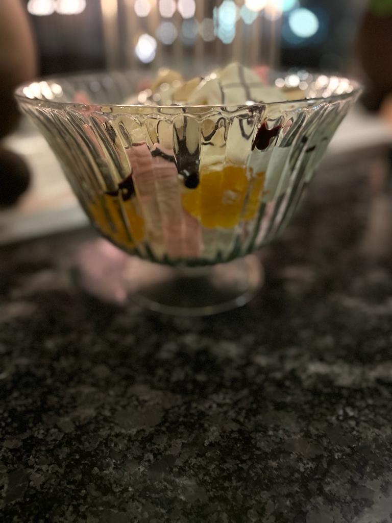 Glasskål på fot, Romance L