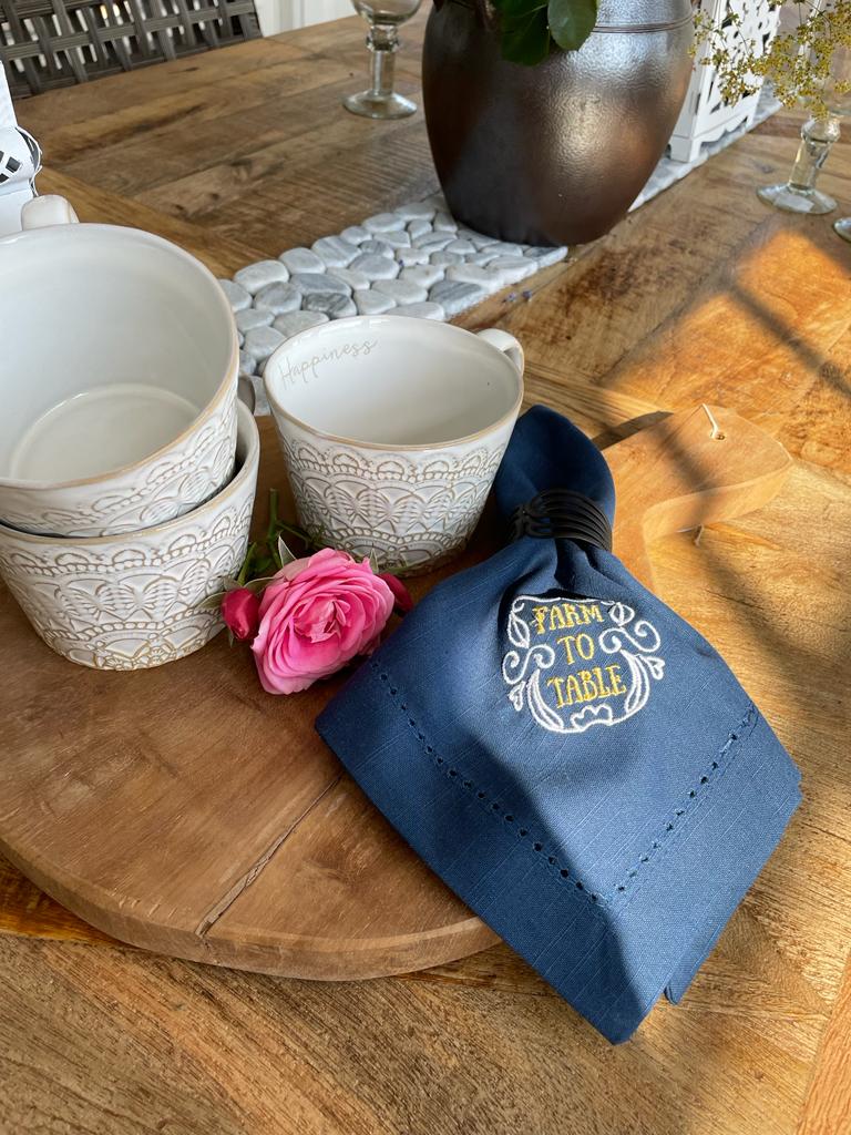 Servett i bomull, blå, broderad med Farm to table. Säljs 2-pack