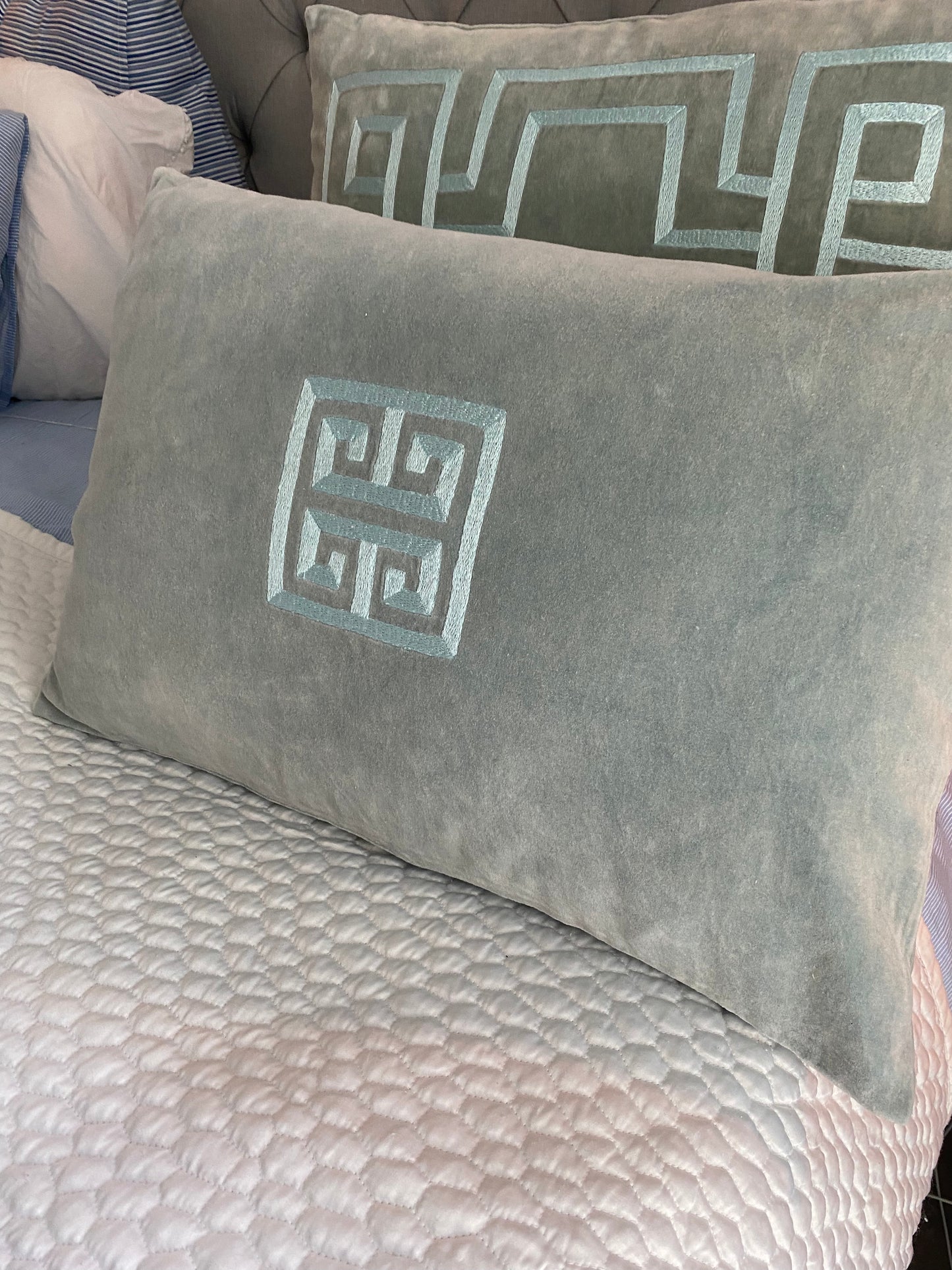 Art deco inspirerad sammetskudde