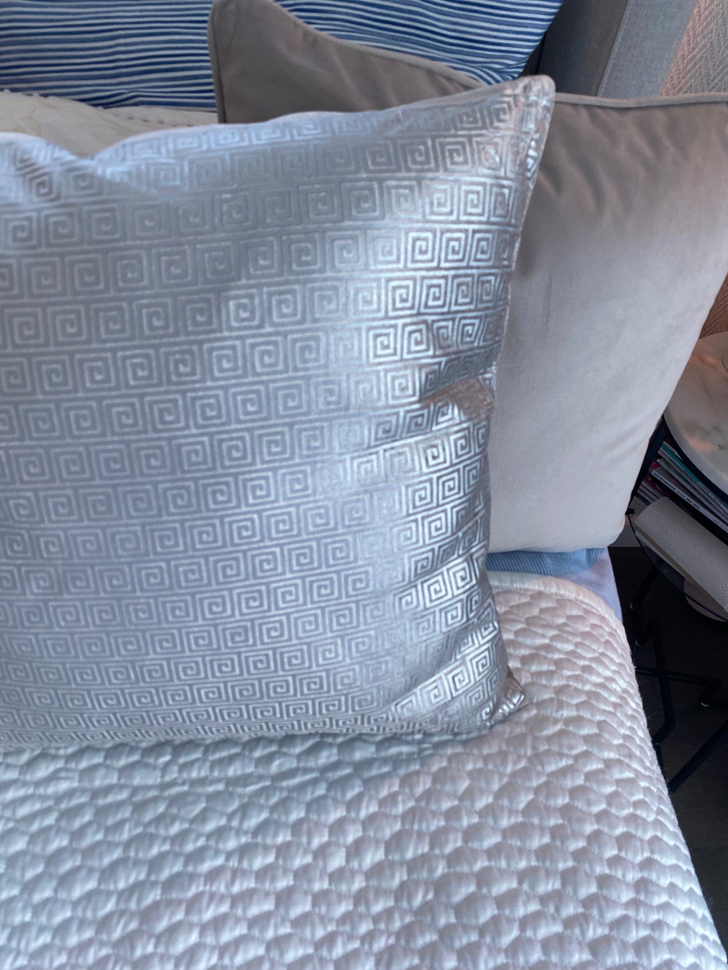 Kudde med art deco mönster I silver/grå