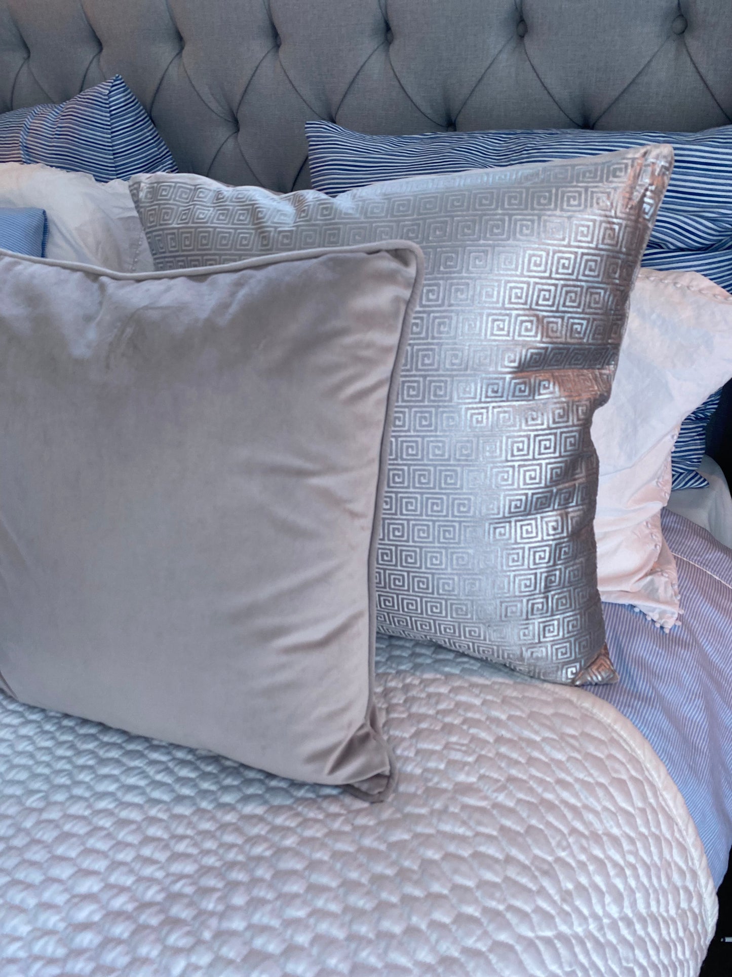 Härlig kudde med text som ger personlighet åt din soffa