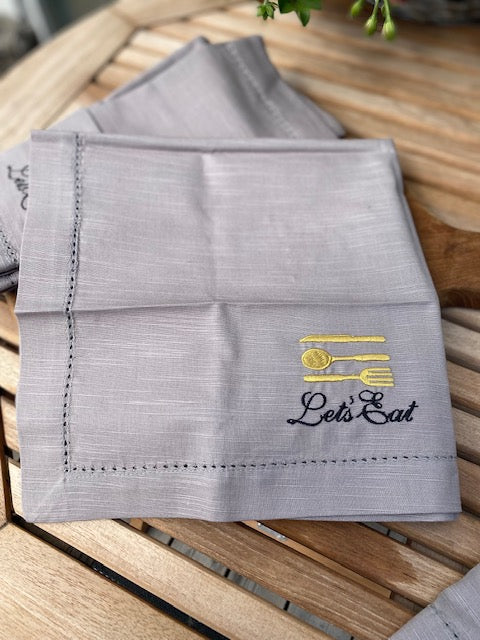Servett i bomull, grå med broderad text Lets Eat, 2-pack