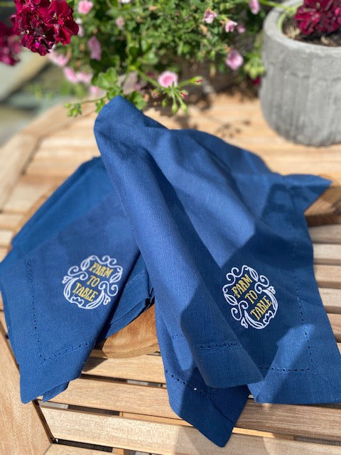Servett i bomull, blå, broderad med Farm to table. Säljs 2-pack