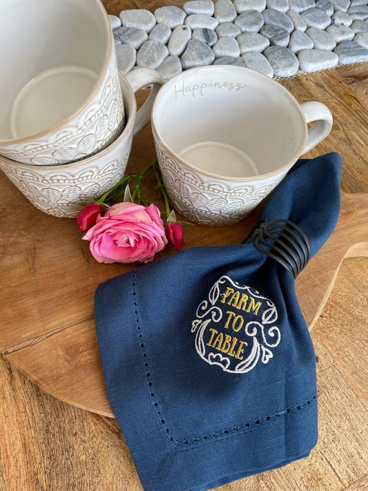 Servett i bomull, blå, broderad med Farm to table. Säljs 2-pack
