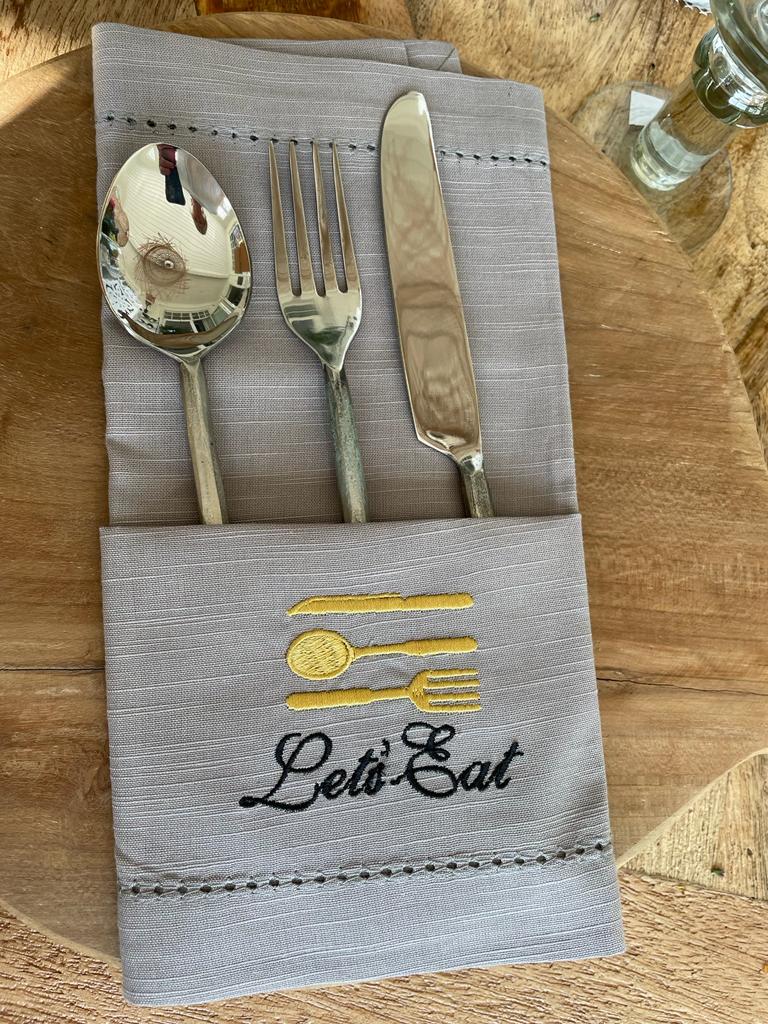 Servett i bomull, grå med broderad text Lets Eat, 2-pack
