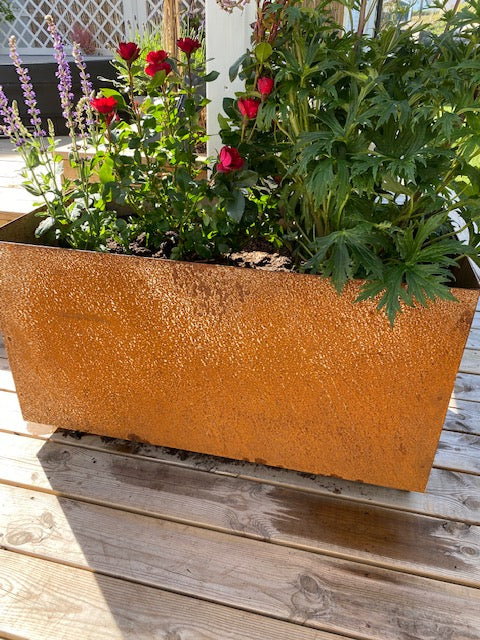 Blomlåda rostig
