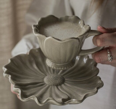 Blomstra assiett i beige-grå andrahandssortering