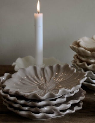 Blomstra assiett i beige-grå andrahandssortering