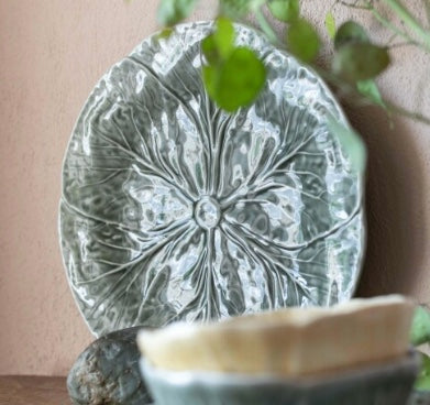 Tallrik med blad-motiv, olivefärgad, 26,5 cm