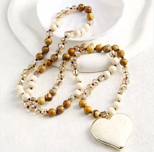 Halsband långt med pärlor och ett hjärta, vit-beige