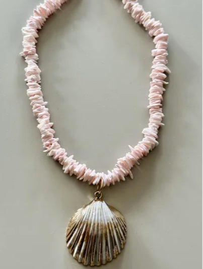 Snäckskals halsband i svagt rosa