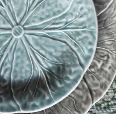 Tallrik med blad-motiv, olivefärgad, 26,5 cm